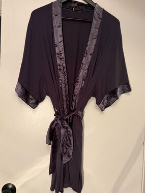 ๐ฅ๐2/$15 ๐ฅ super soft slate grey silky jersey material and crushed velvet robe